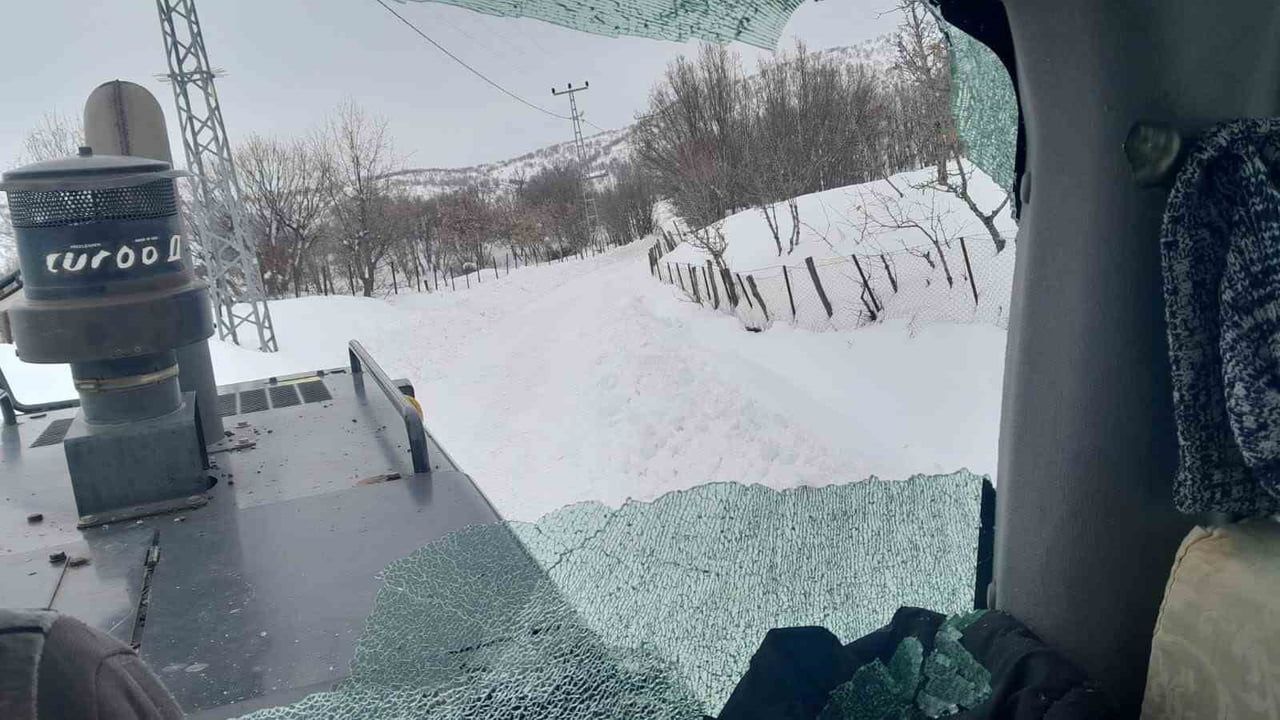 Bingöl'de kar temizliği sırasında iş makinesine saldırı