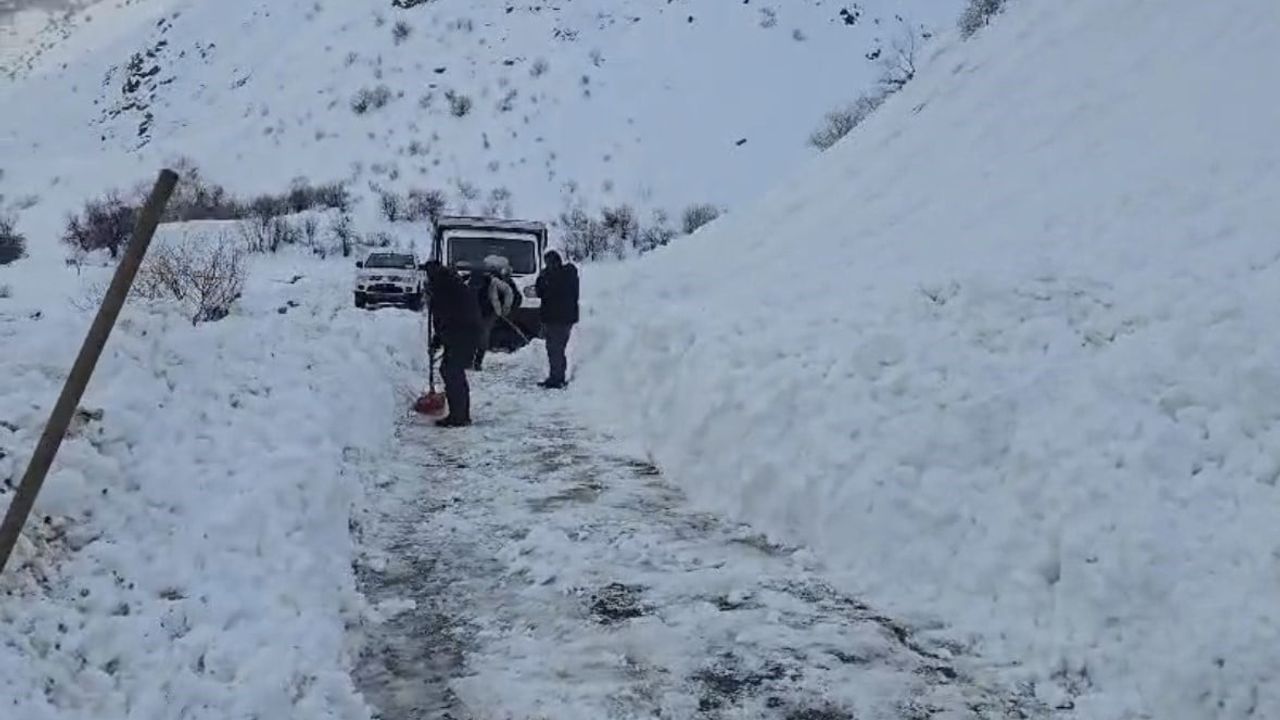 Bingöl’de Karlıova-Yedisu yoluna düşen çığı vatandaşlar kürekle kaldırdı