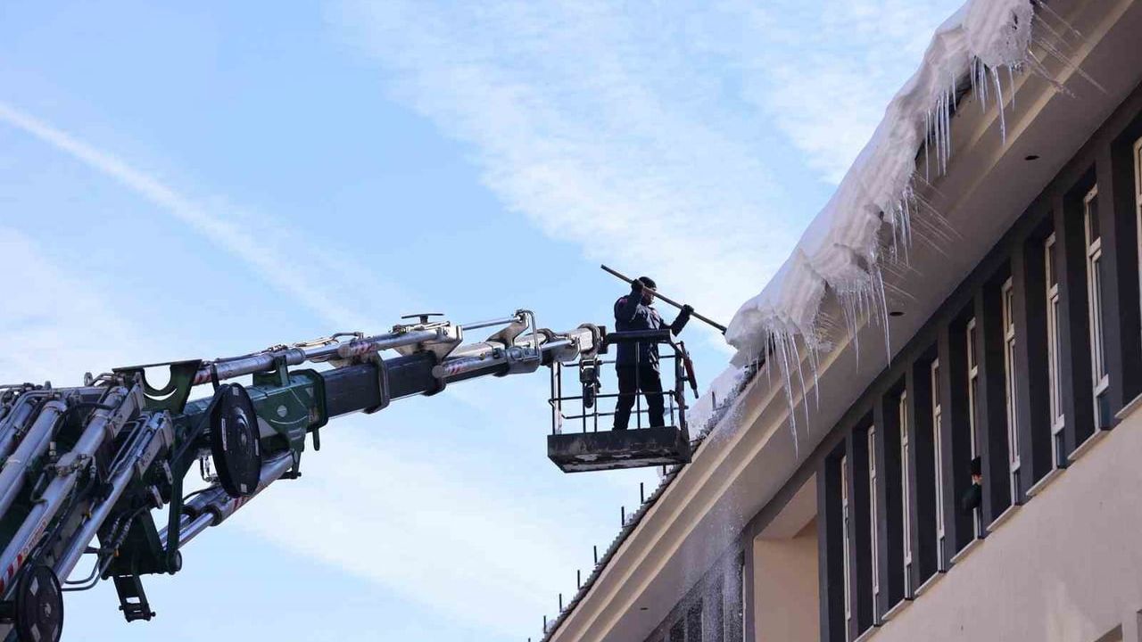 Bingöl'de tehlike oluşturan buz sarkıtları itfaiye tarafından temizlendi