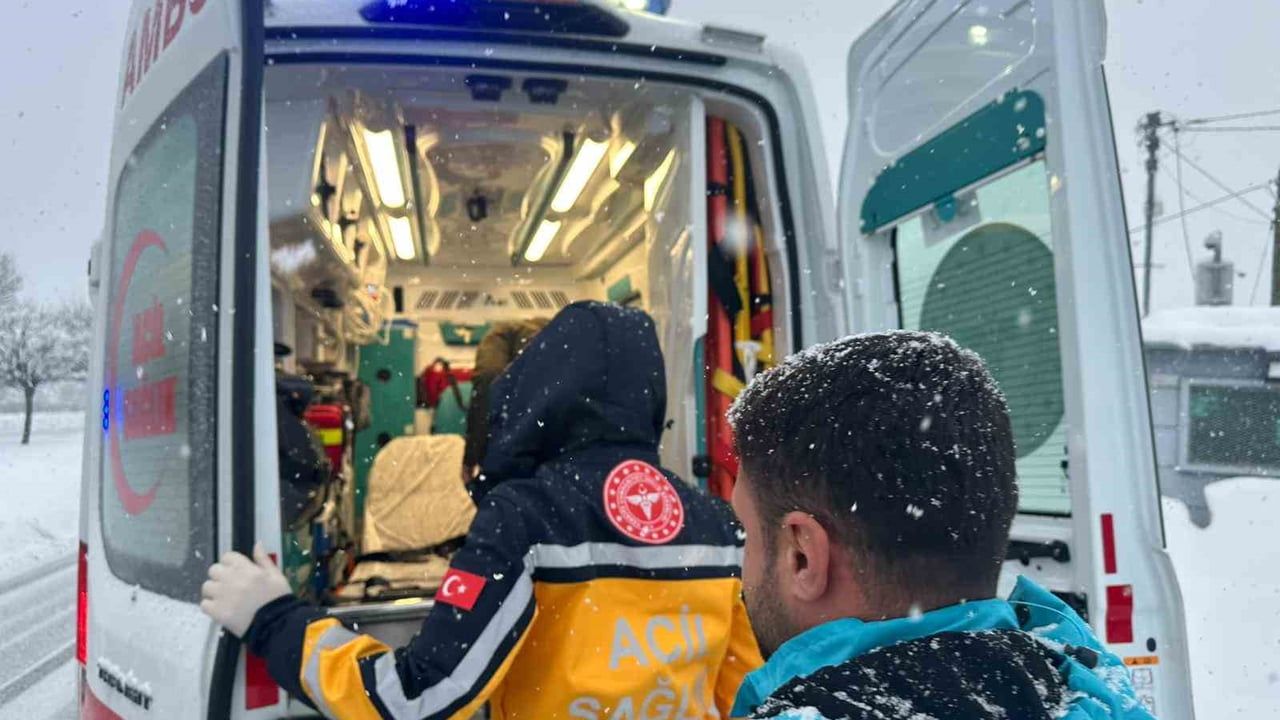 Bingöl'de UMKE paletli araçla diyaliz hastasını hastaneye ulaştırdı