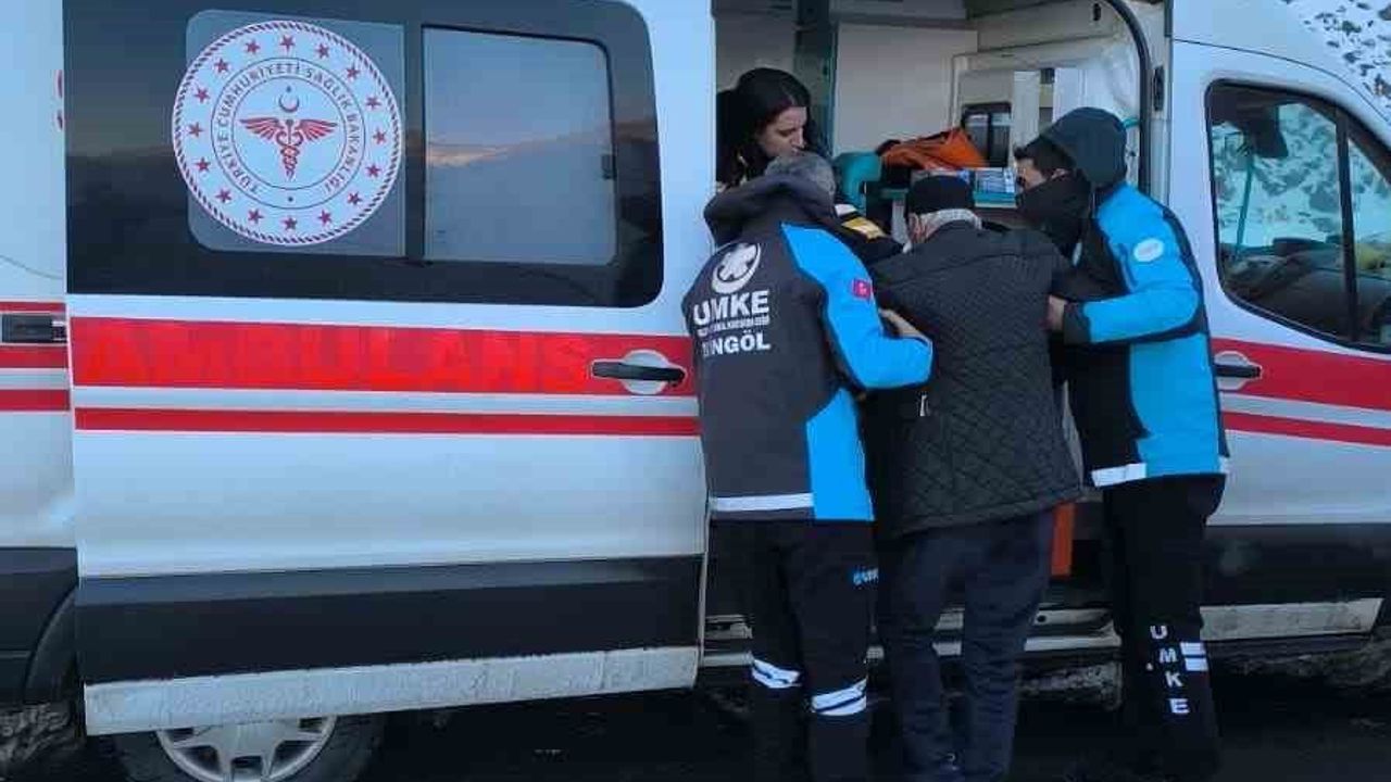 Bingöl'de UMKE ve 112 ekipleri kanser hastasını zorlu koşullarda hastaneye taşıdı