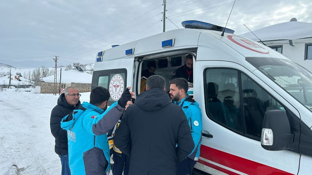 Bingöl’de UMKE, yoğun kar altında 77 yaşındaki hastayı kurtardı