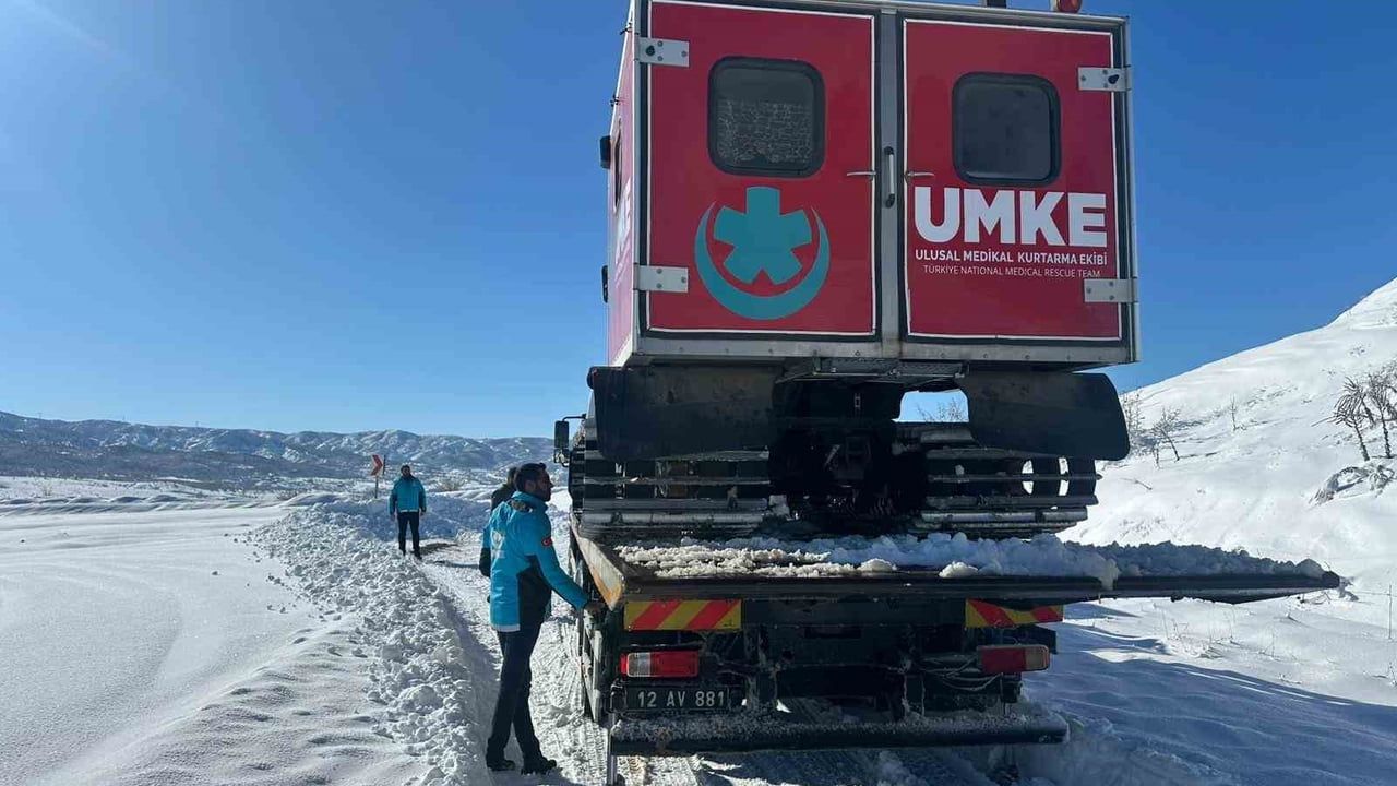 Bingöl'de UMKE zorlu kışta A.C.'yi tam paletli araçla 112'ye teslim etti