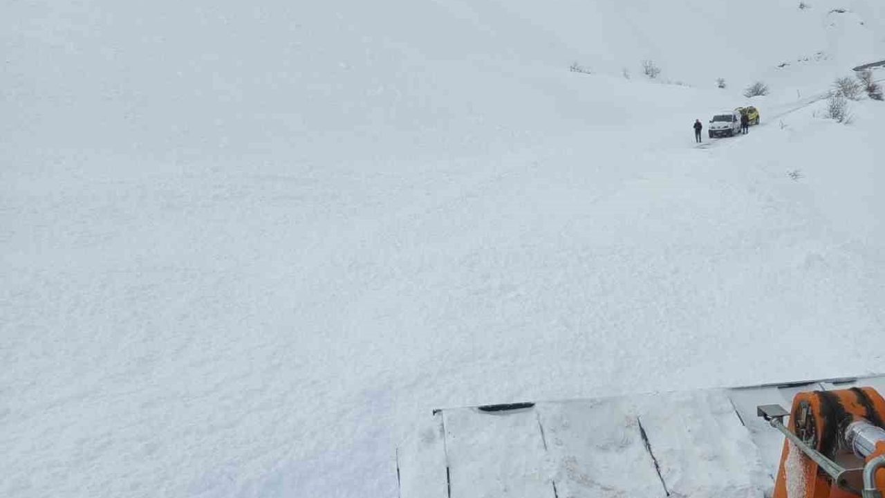 Bingöl'de Yedisu–Karlıova yolunda çığ temizlendi