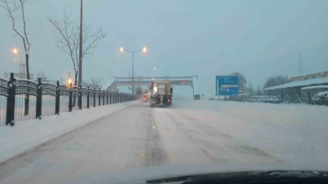 Bingöl'de yeniden başlayan kar yağışı yol tedbirlerini arttırdı