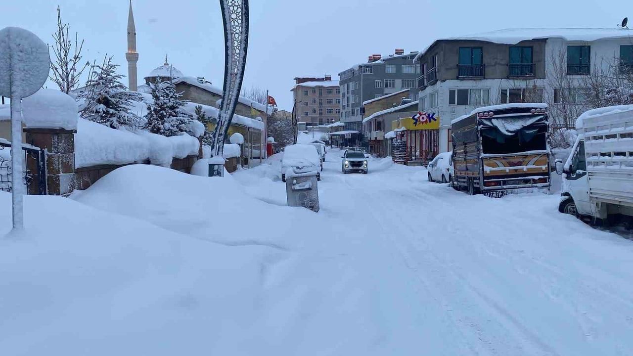 Bingöl'de Yoğun Kar: Karlıova'da 1,5 Metreye Kadar
