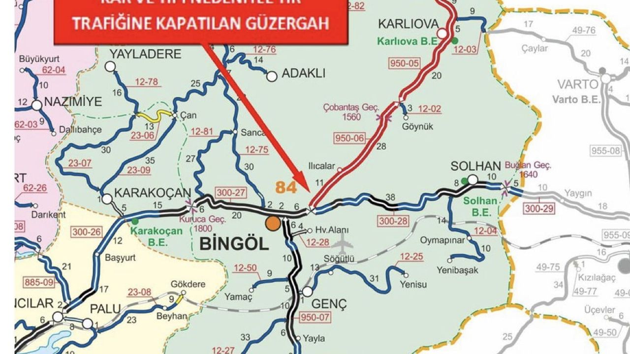 Bingöl-Erzurum yolunda tır trafiği kar ve tipiye bağlı olarak durduruldu