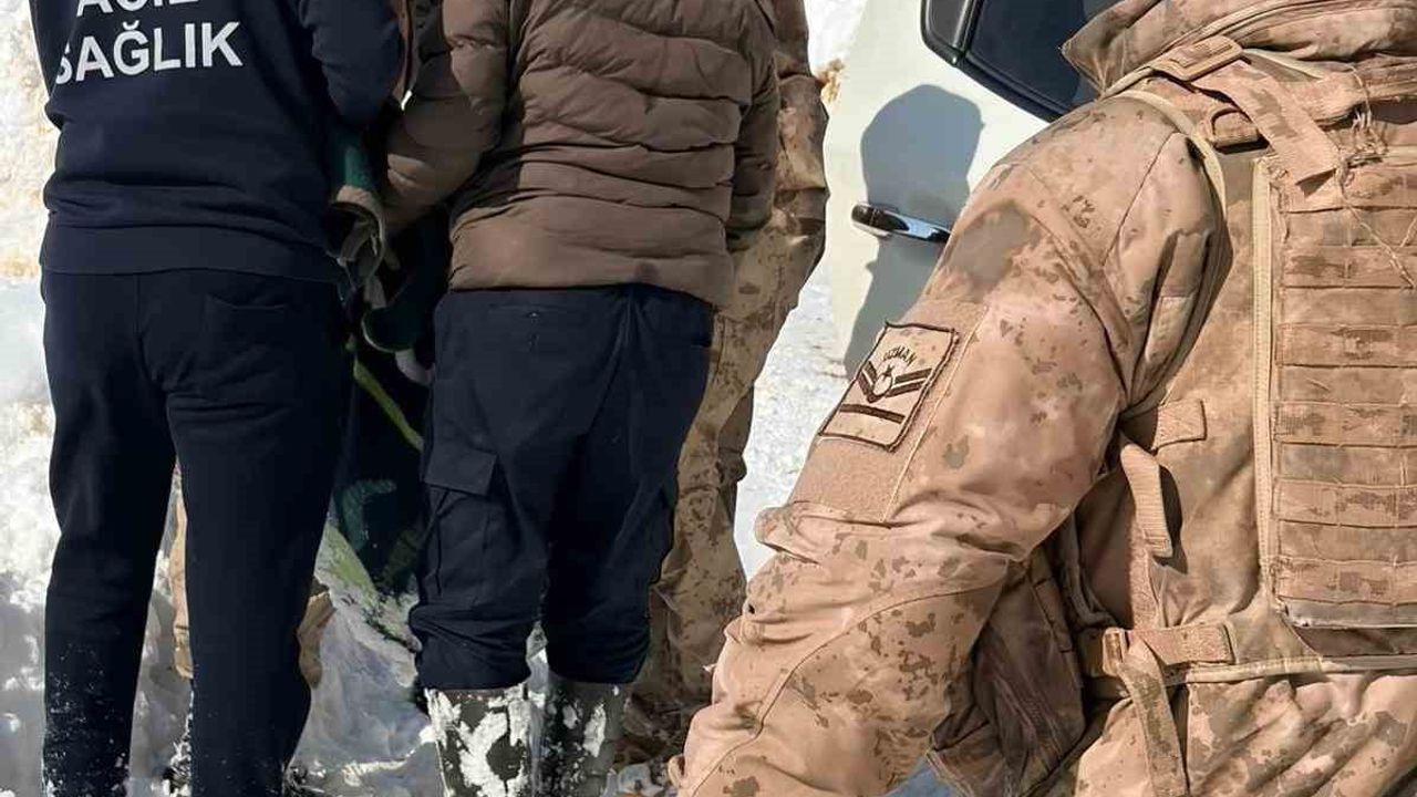 Bingöl Solhan'da sobadan sızan karbonmonoksit gazı nedeniyle iş makinesiyle müdahale