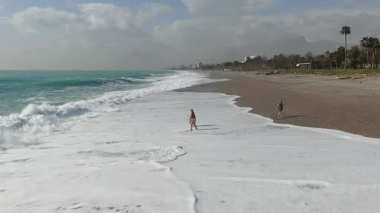 Bir hafta sonra güneşi gören Antalyalılar Konyaaltı Sahiline akın etti