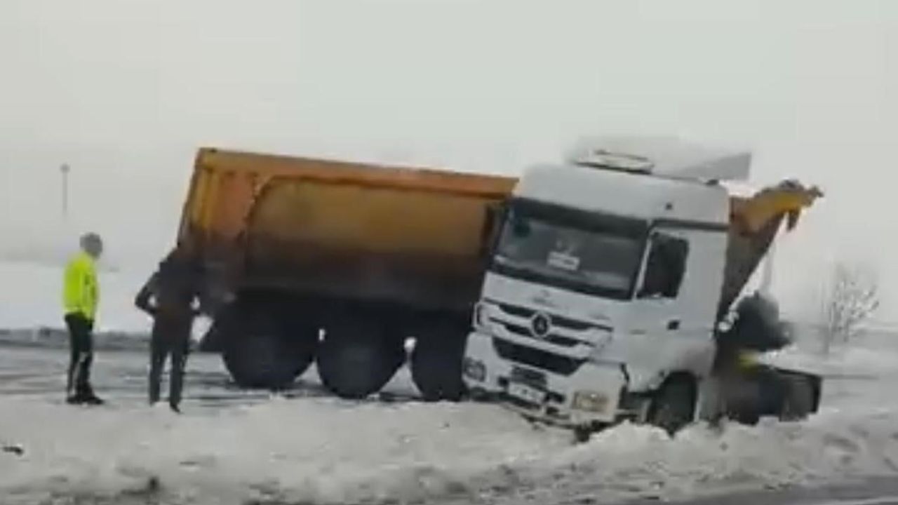 Bismil'de 5 araç zincirleme kaza: Diyarbakır - Batman Yolu'nda kaygan zemin