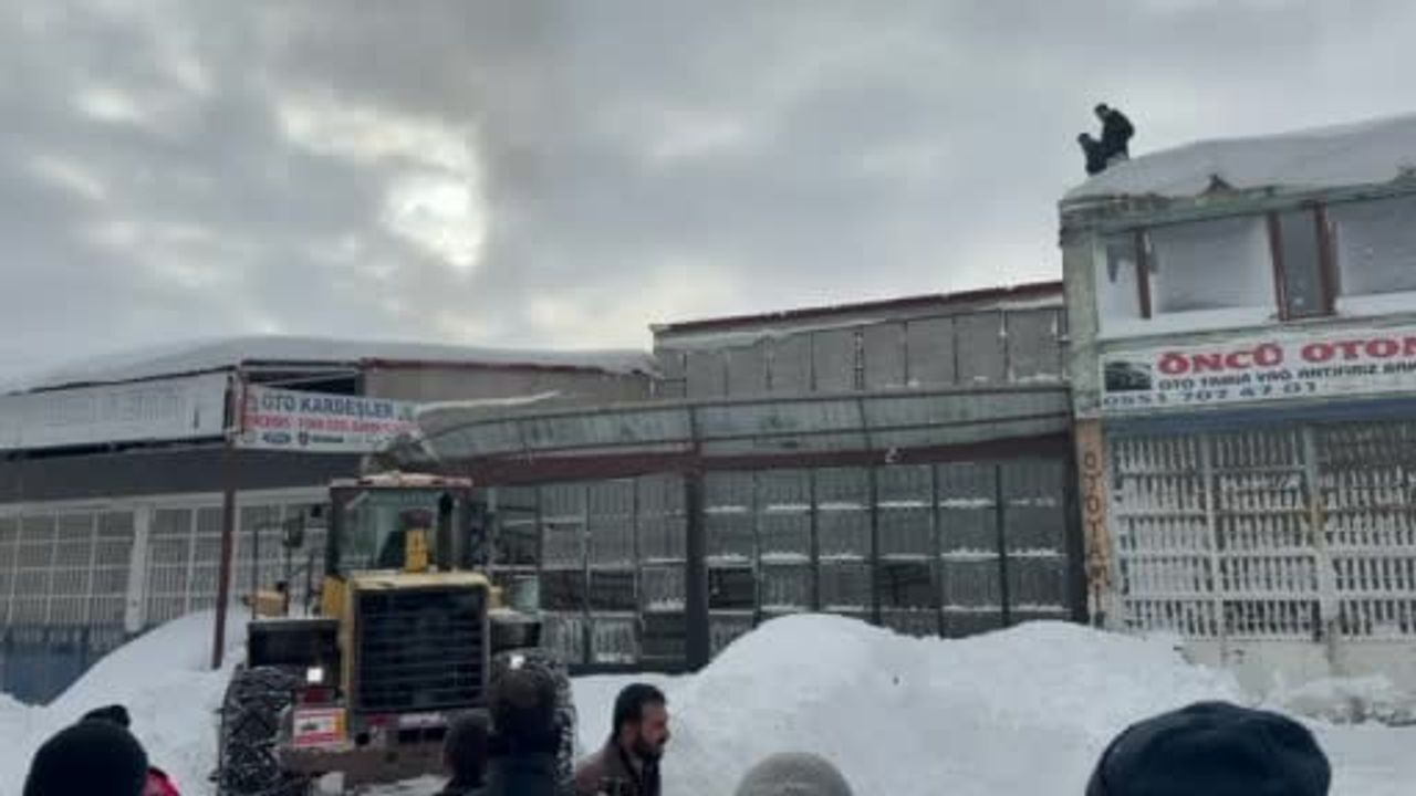 Bitlis Tatvan’da kar baskısıyla çatı çöktü: 1 yaralı