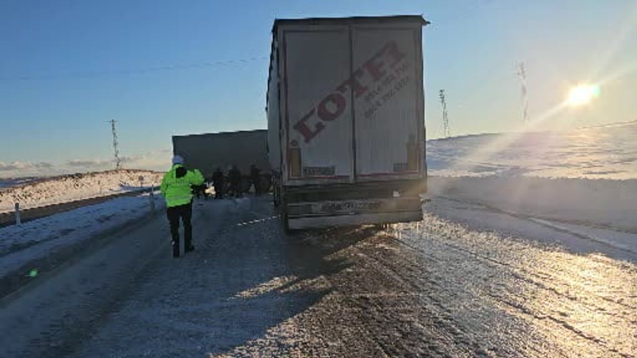 Bitlis’te buzlanan yolda yabancı plakalı tır kaydı, ulaşım aksadı