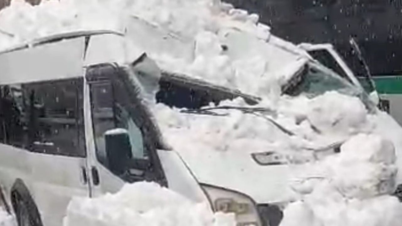 Bitlis’te çatıda biriken kar minibüsün üzerine düştü