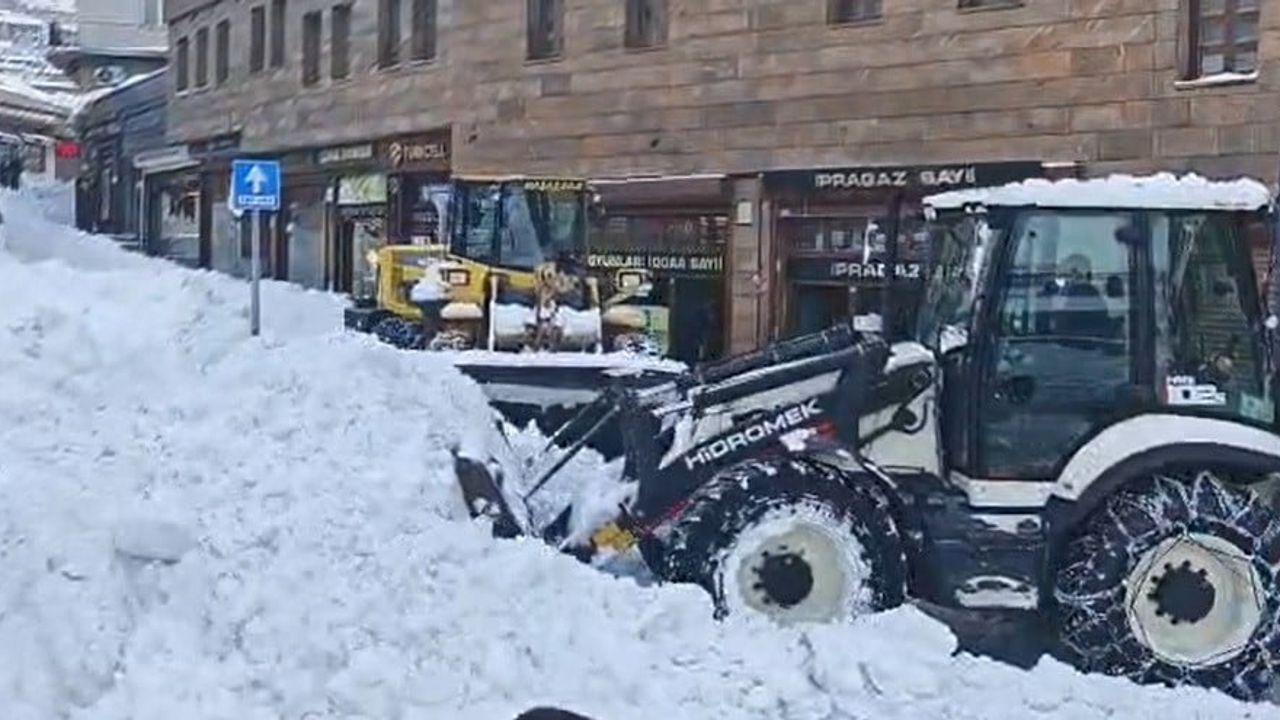 Bitlis'te çatıda biriken tonlarca kar iş makinesinin üzerine düştü
