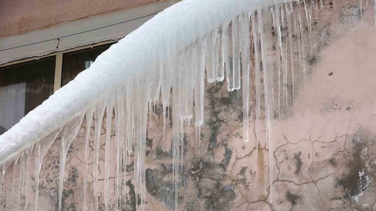 Bitlis'te çatılarda 5 metreye varan buz sarkıtları