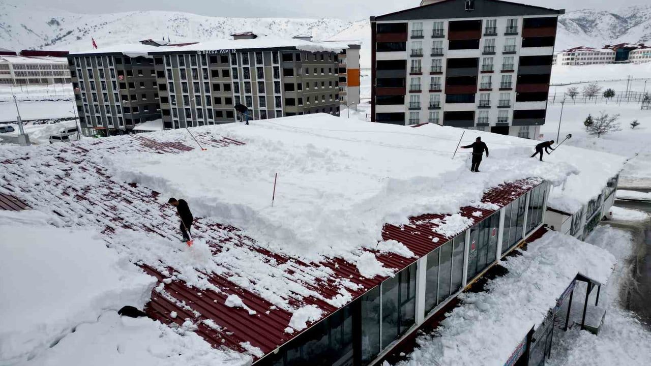 Bitlis'te çatılarda kar temizliği başladı: Esnaf ve belediyeden ortak seferberlik