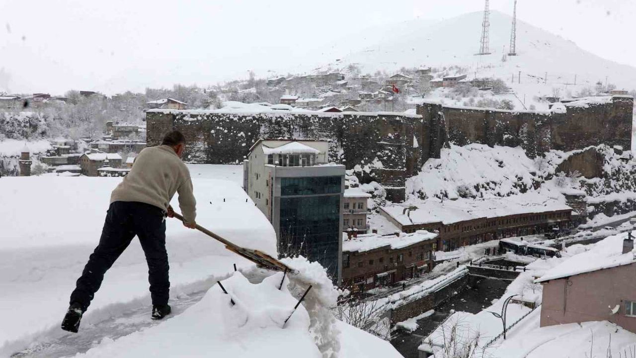 Bitlis'te çatılarda kar temizliği seferberliği