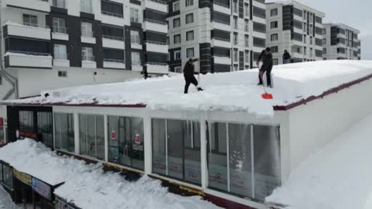 Bitlis'te çatılarda kar temizliği seferberliği
