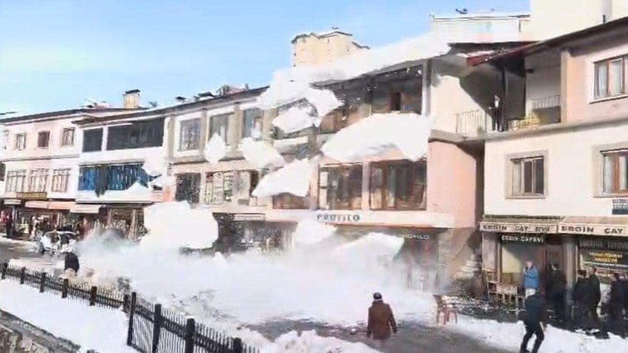 Bitlis’te çatılardan düşen kar kütleleri paniğe neden oldu