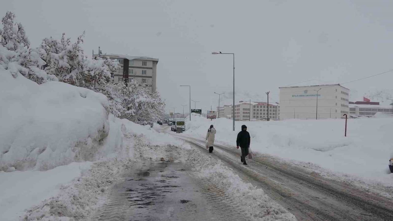 Bitlis'te kar etkili olmaya devam ediyor: 111 köy yolu ulaşıma kapandı