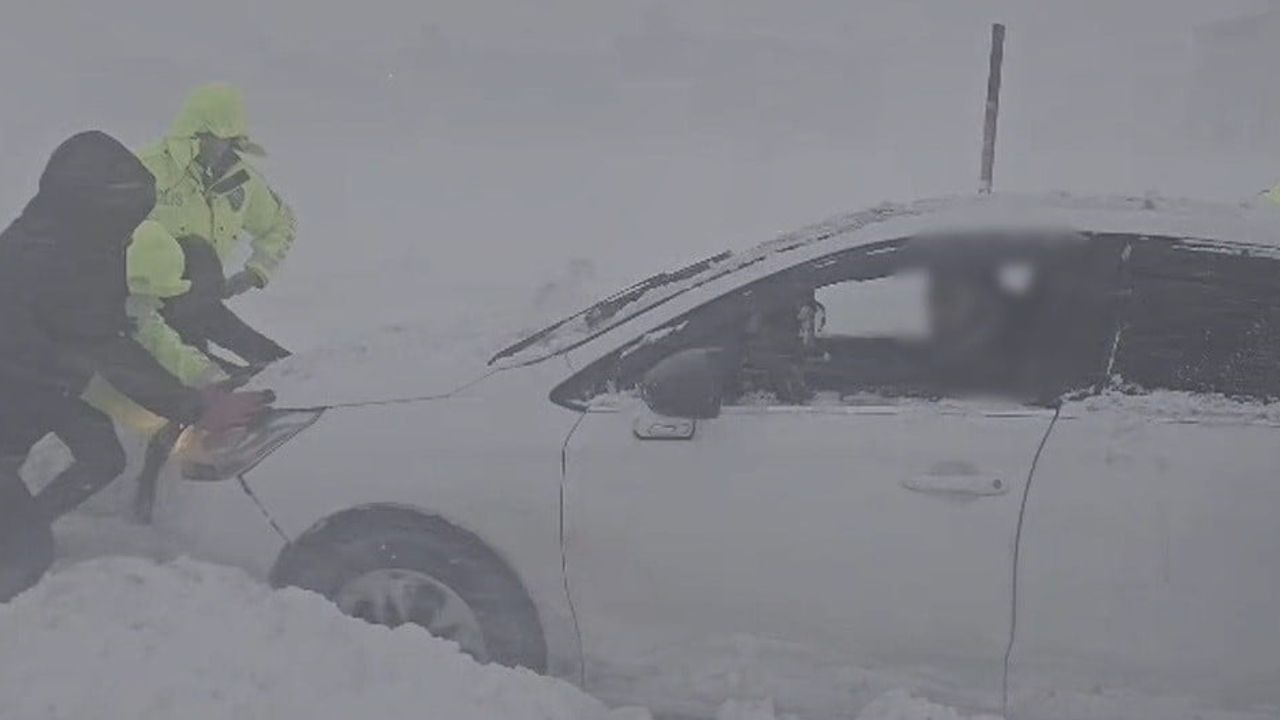 Bitlis'te kar motoruyle kışta hızlı trafik müdahalesi