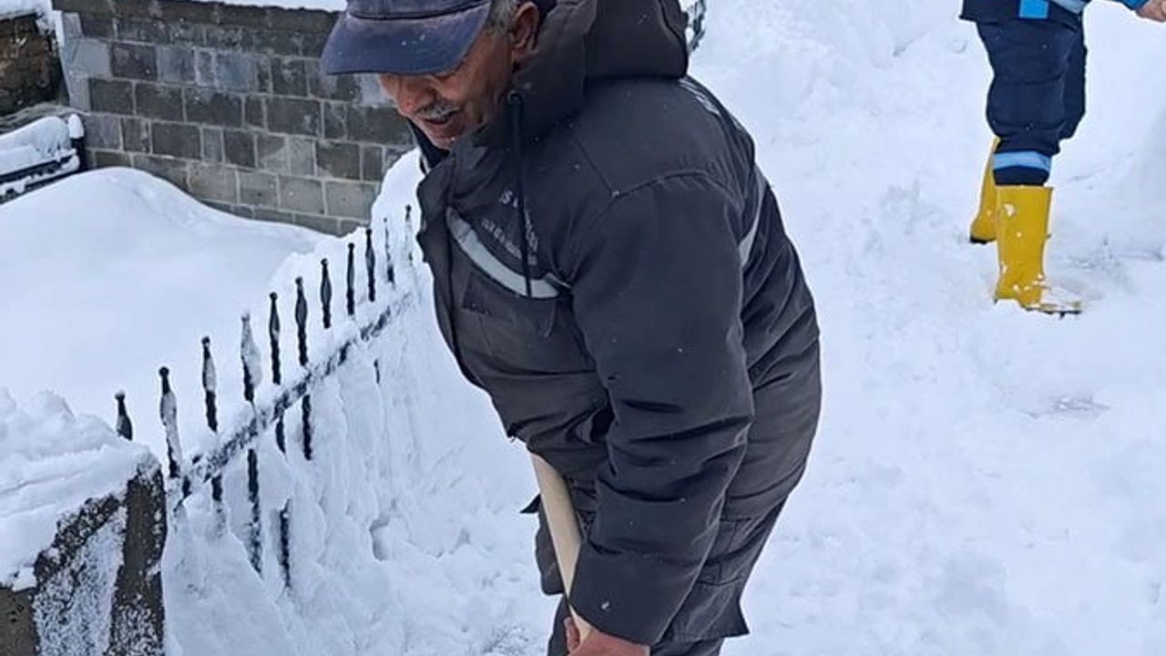 Bitlis’te Kar Temizliği Türkülerle Renklendi