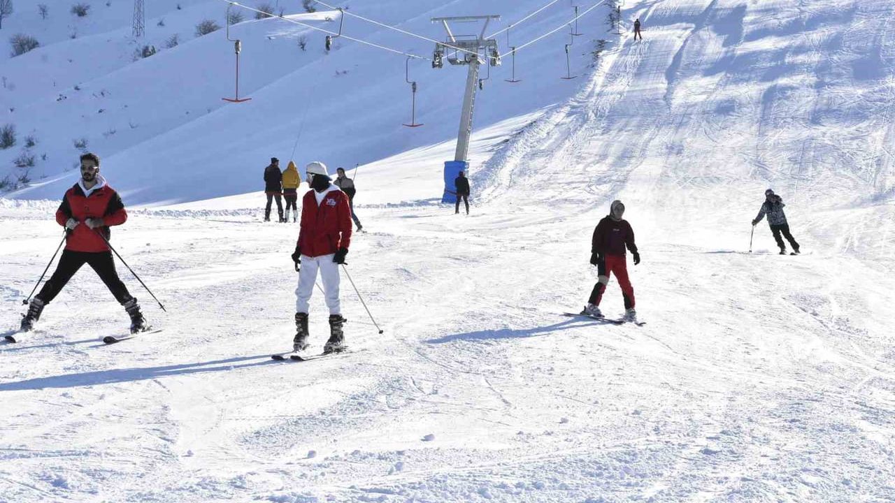Bitlis'te kar yağışı kayak tesislerine yoğun ilgi getirdi