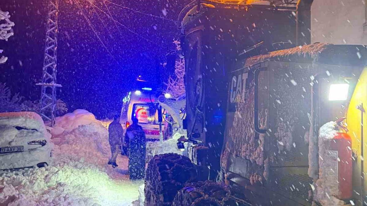 Bitlis’te karla mücadele ekipleri hastaneye ulaşımı sağladı