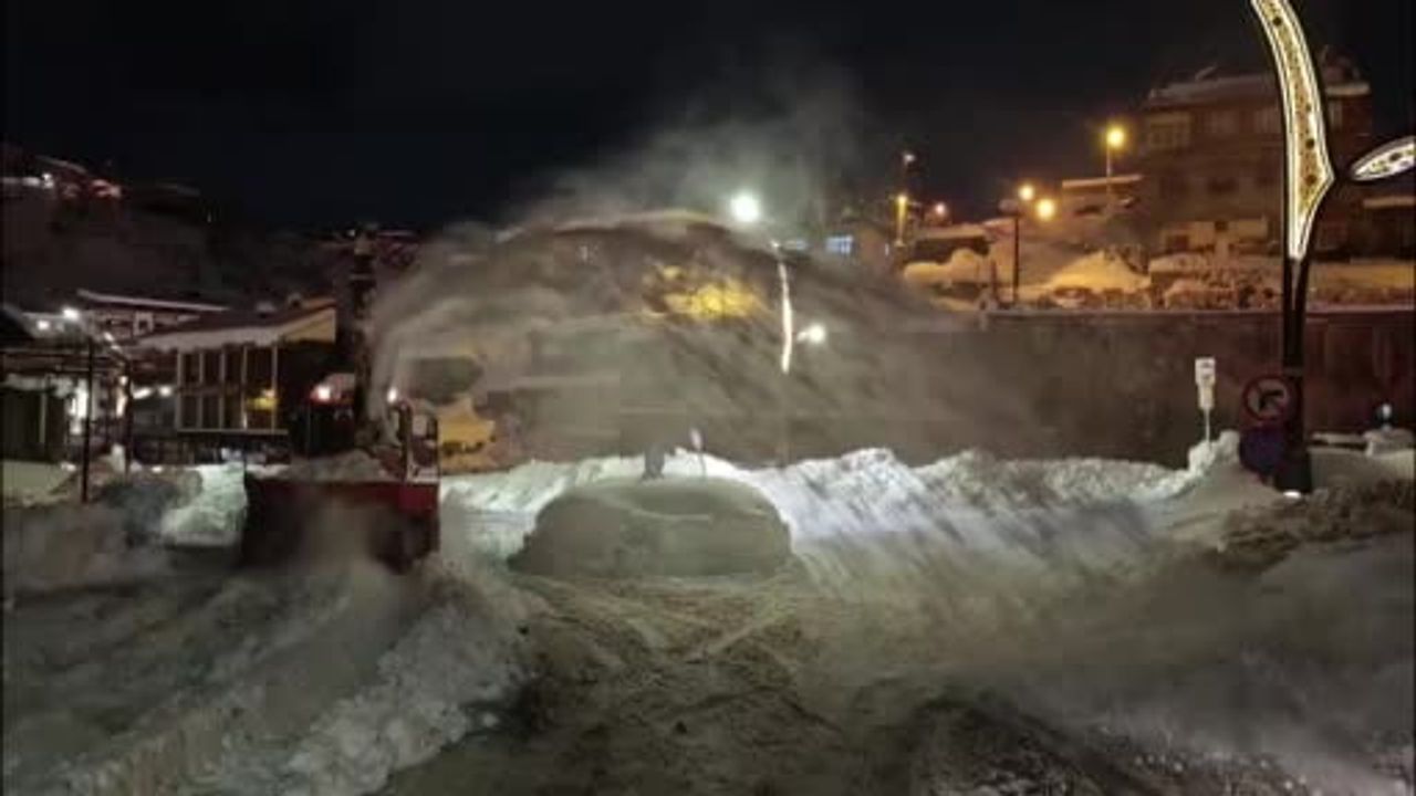 Bitlis'te karla mücadele geceli gündüzlü devam ediyor