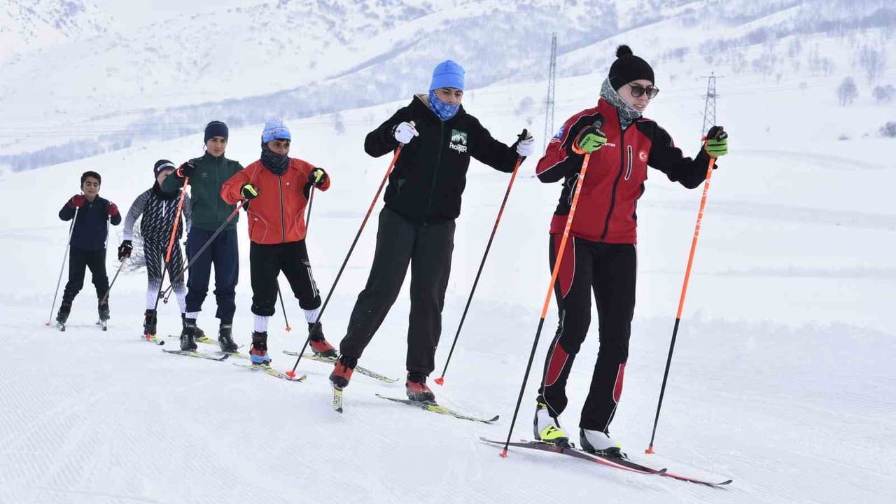 Bitlis’te kayaklı koşucular zorlu kışta şampiyonluğa hazırlanıyor