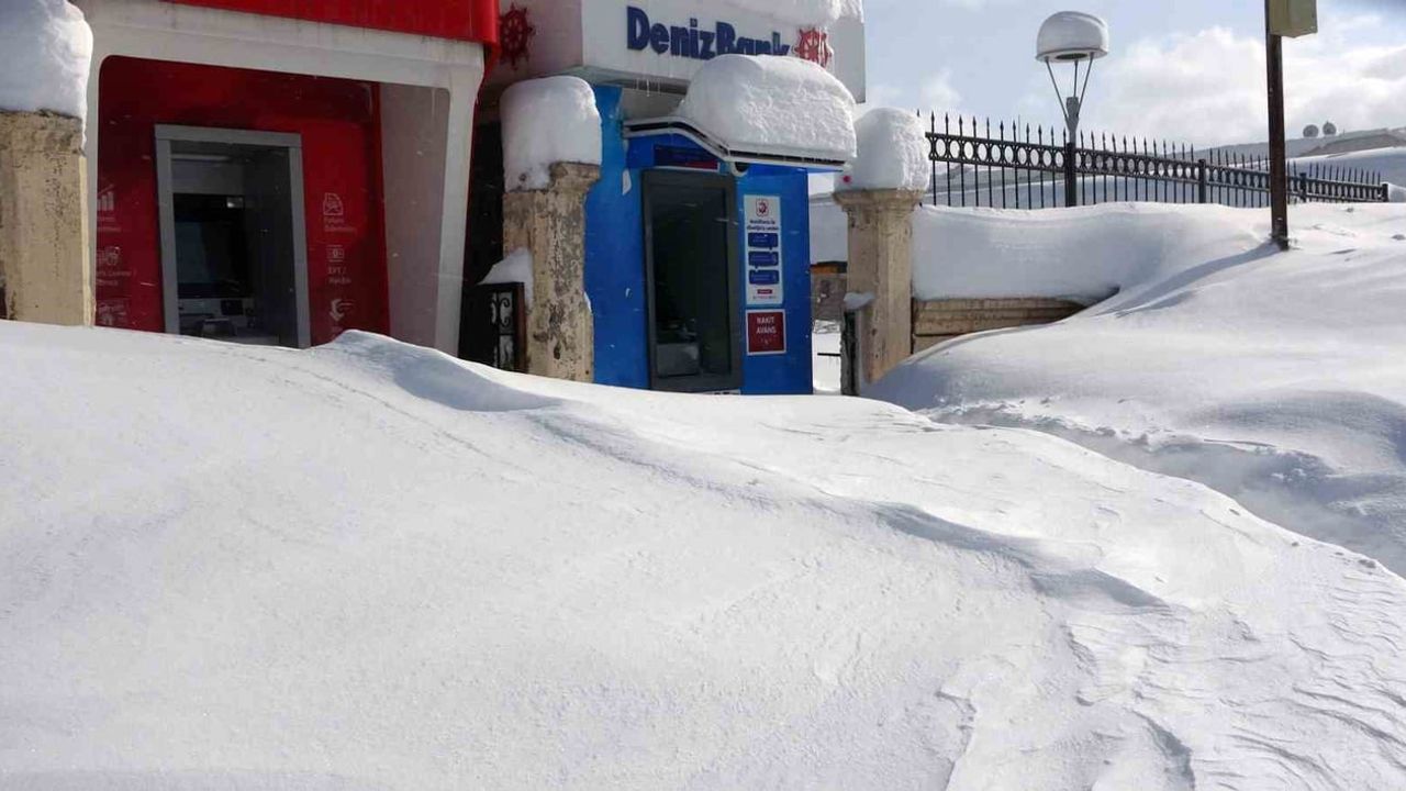 Bitlis'te kışın sert yüzü: Kar 2 metreyi aşıyor