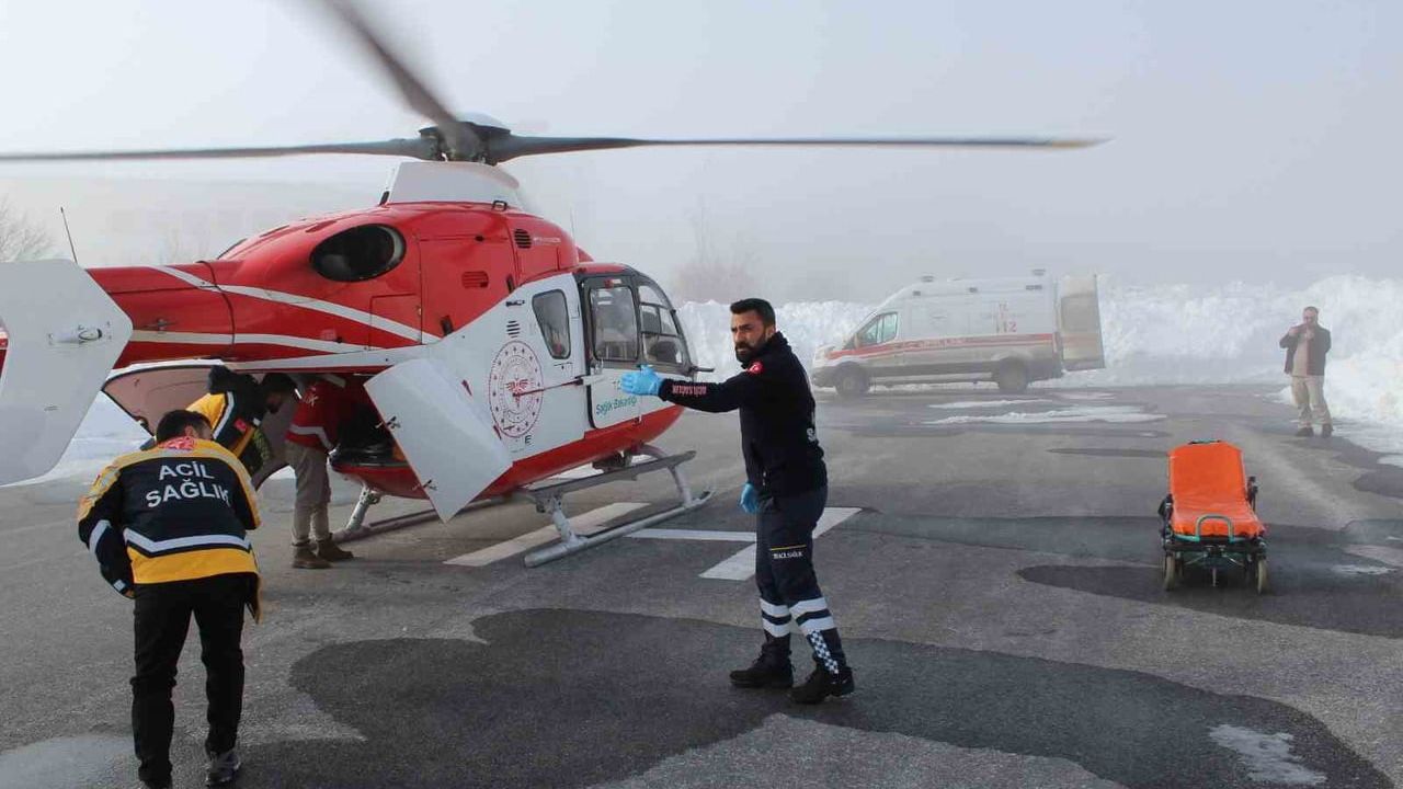 Bitlis'te KOAH hastası hava ambulansıyla Tatvan'a nakledildi