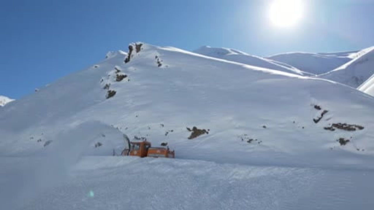 Bitlis'te köy yollarında 3 metreyi bulan karla mücadele sürüyor