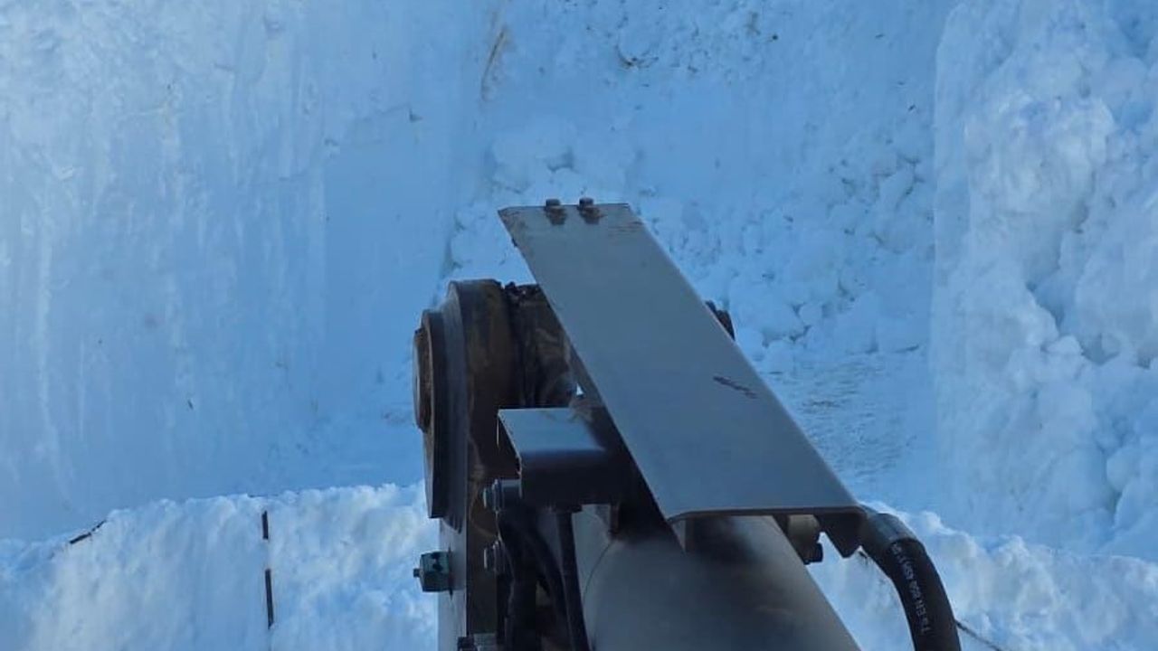 Bitlis'te köy yollarında karla mücadele aralıksız devam ediyor