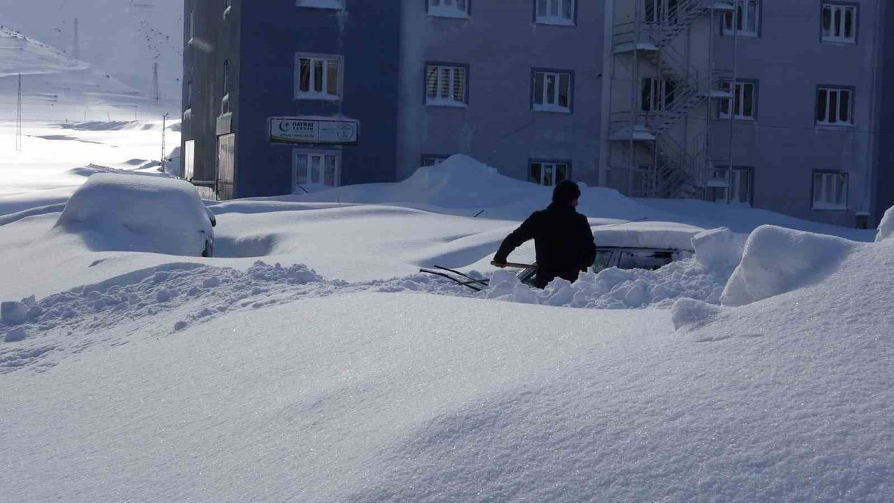 Bitlis’te metreleri bulan kar araçları gömdü, 172 yerleşim ulaşıma kapalı