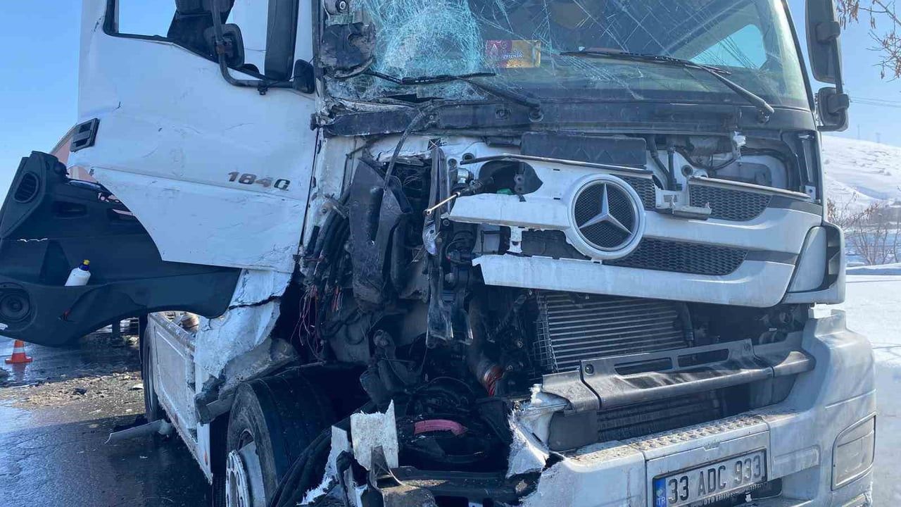 Bitlis’te Rahva mevkiinde iki tır çarpıştı