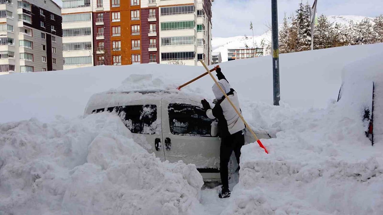 Bitlis'te yoğun kar: 294 köy yolu ulaşıma kapandı