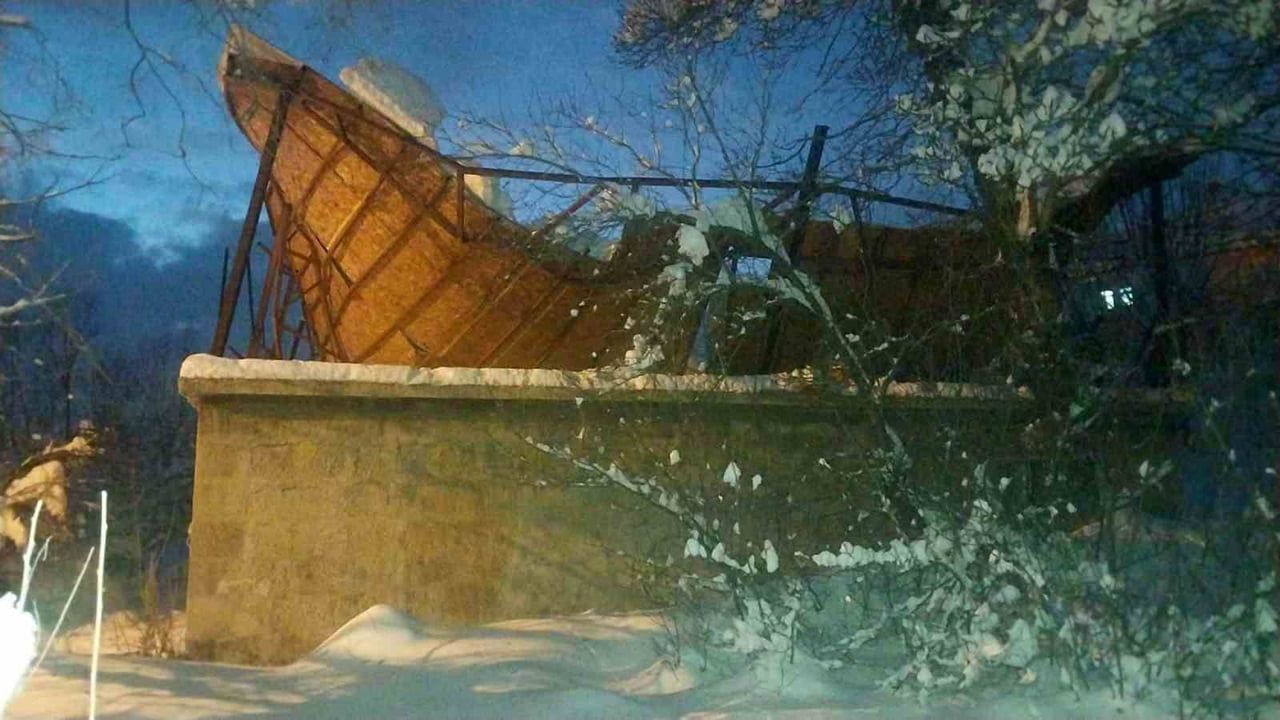 Bitlis’te yoğun kar nedeniyle evin çatısı çöktü