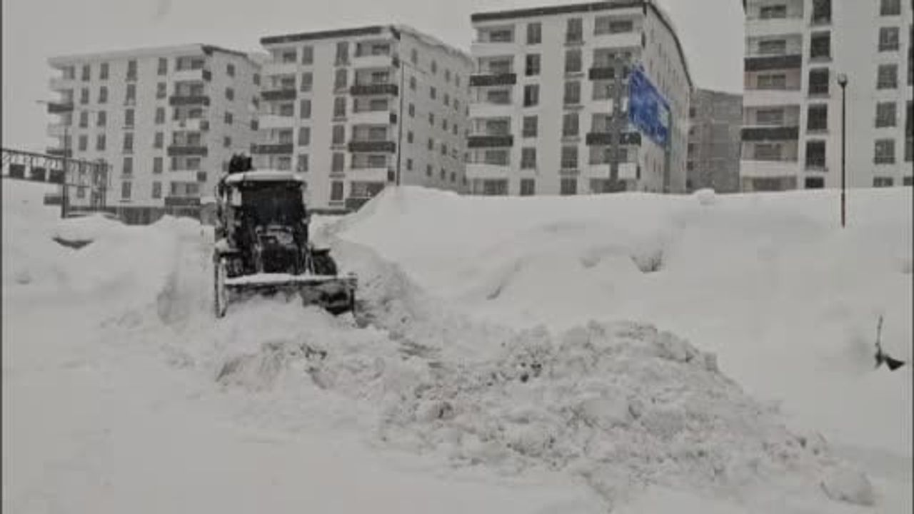 Bitlis’te yoğun kar: Tek katlı evler görünmez oldu, 314 köy yolu kapandı