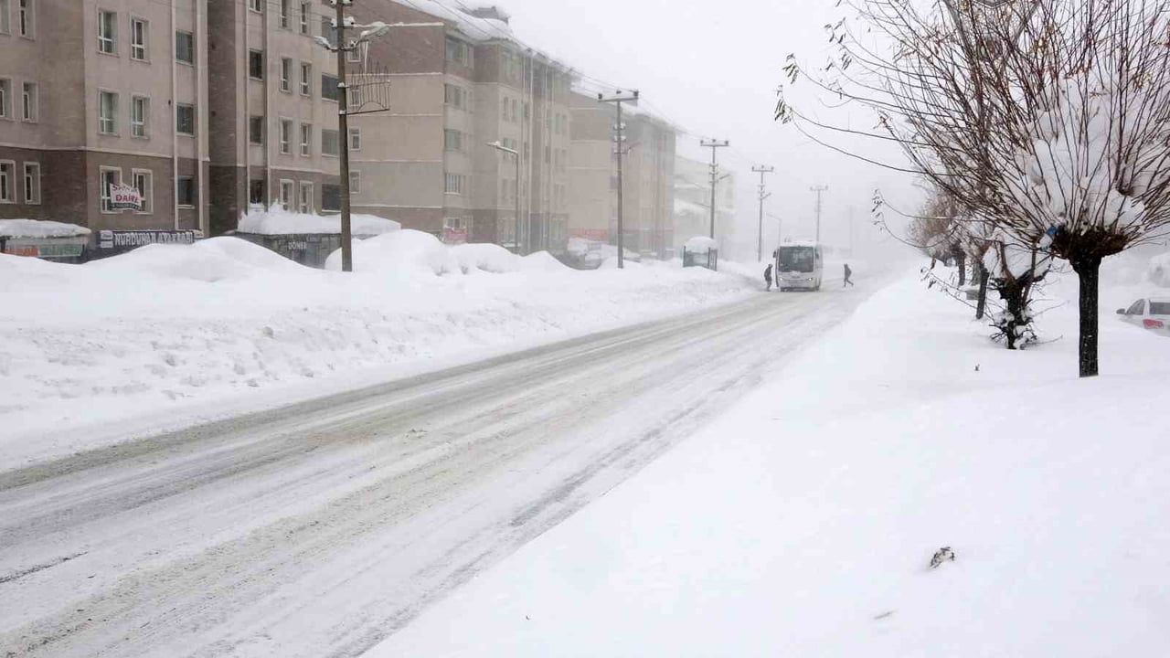 Bitlis'te yoğun kar, tipi ve fırtına: 211 köy yolu ulaşıma kapandı