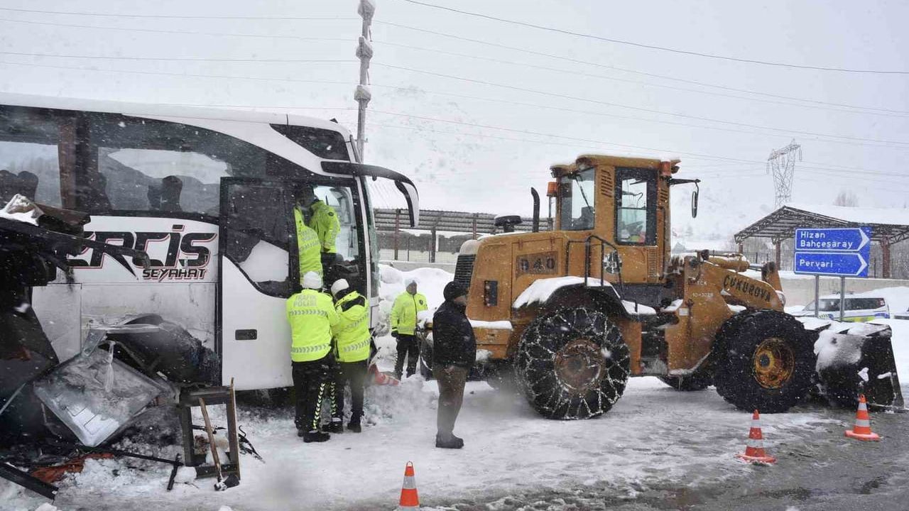 Bitlis'te yolcu otobüsü polis noktasına çarptı: 4 polis yaralandı
