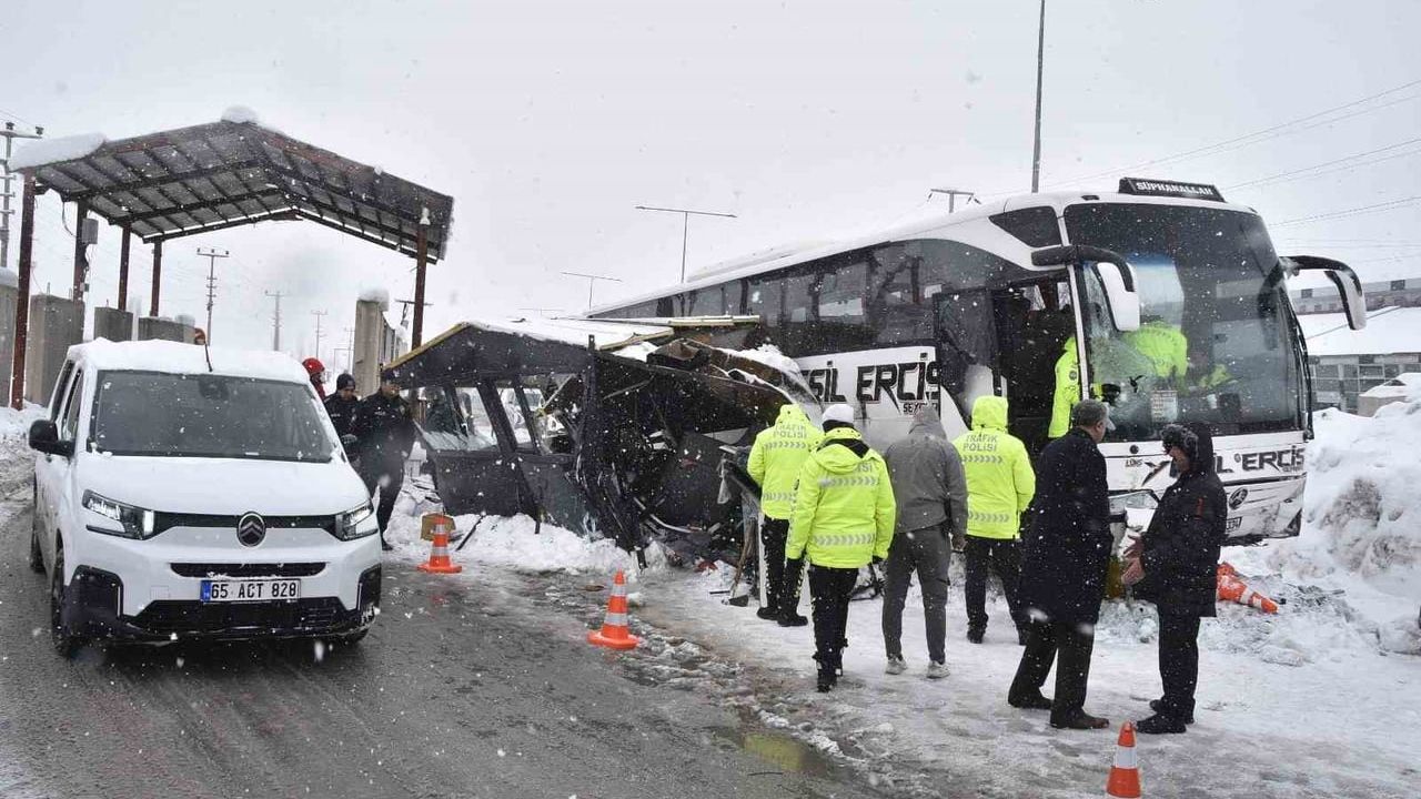 Bitlis'te yolcu otobüsü polis uygulama noktasına çarptı