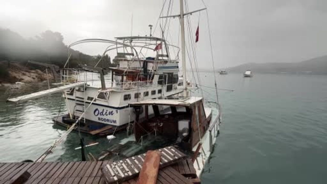 Bodrum'da fırtına teknelere zarar verdi