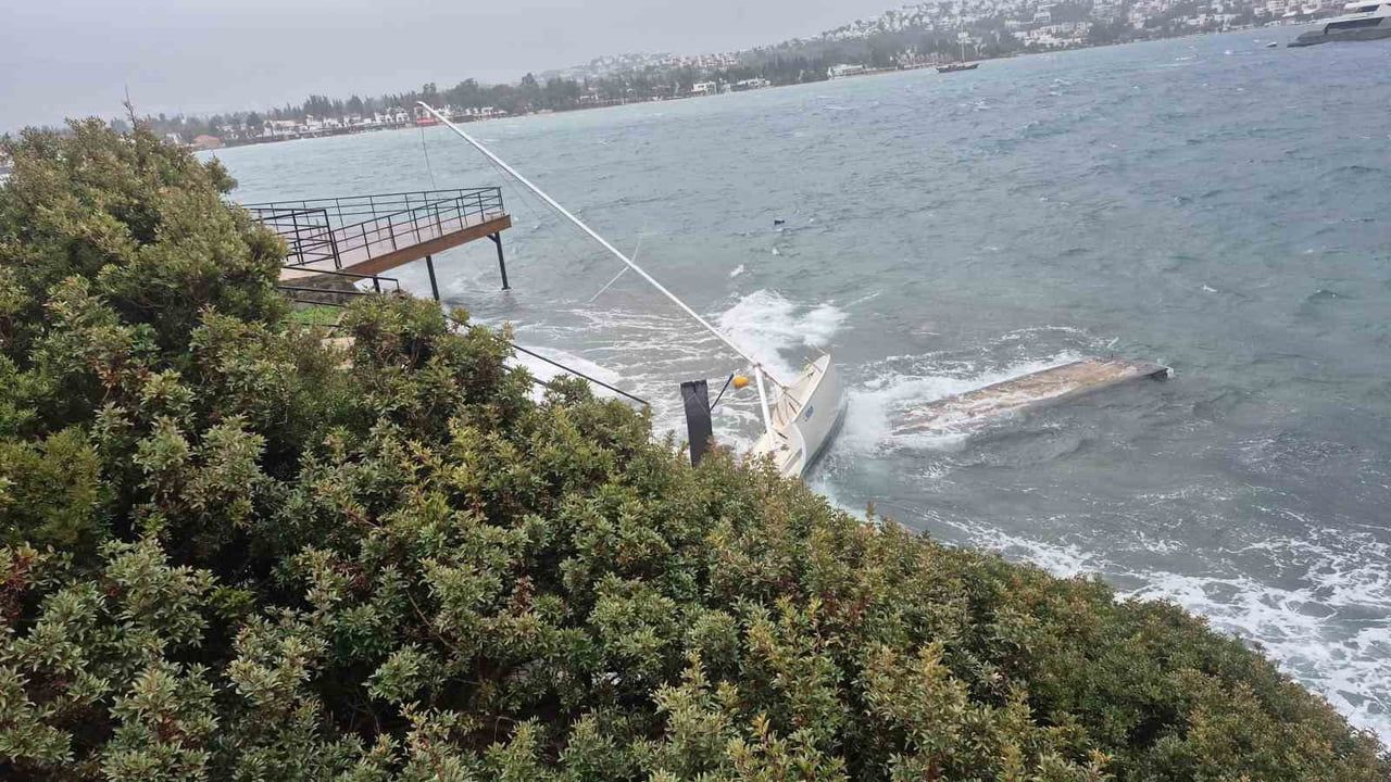 Bodrum'da fırtına tekneleri vurdu: Batma ve karaya sürüklenme olayları