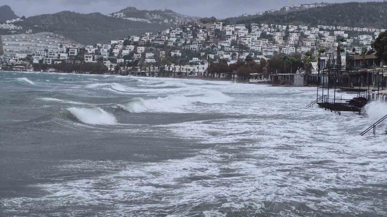 Bodrum'da güneyli fırtına günlük hayatı etkiledi
