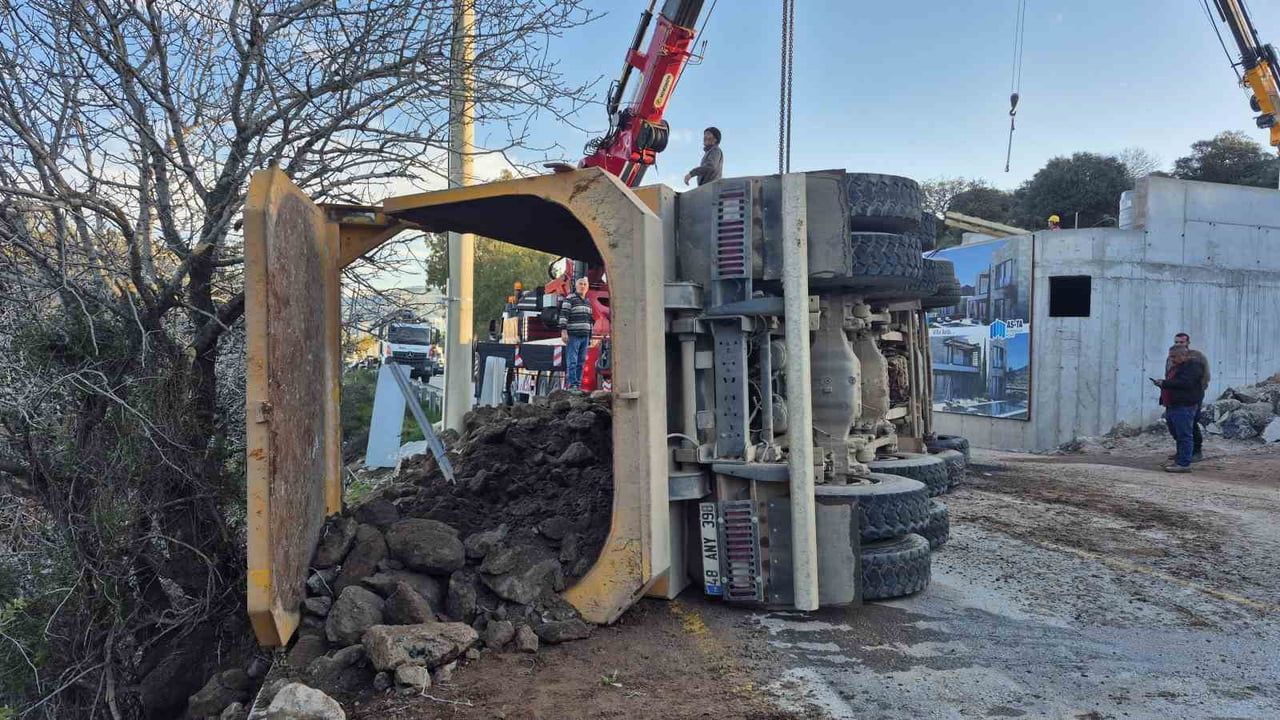 Bodrum'da hafriyat kamyonu devrildi — 1 yaralı