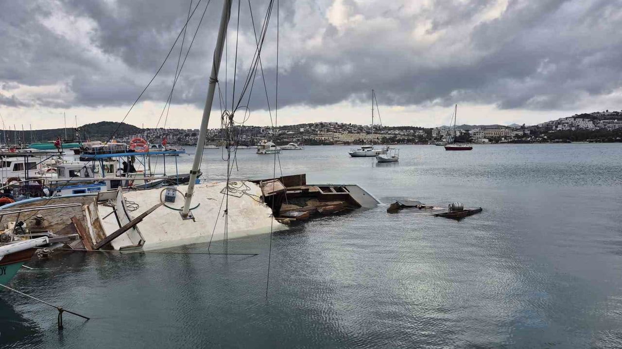 Bodrum'da kuvvetli rüzgar 13 metrelik yelkenliyi yarıya batırdı