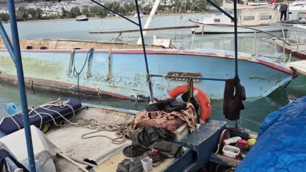 Bodrum'da kuvvetli rüzgar yelkenliyi yarı batık hale getirdi