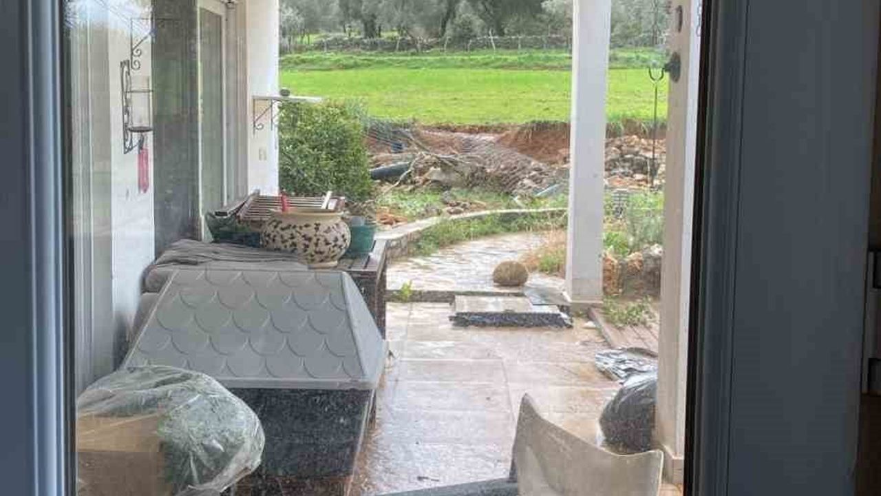Bodrum'da Sağanak: Kamyonet Mahsur Kaldı, İstinat Duvarı Çöktü ve Ev Su Bastı