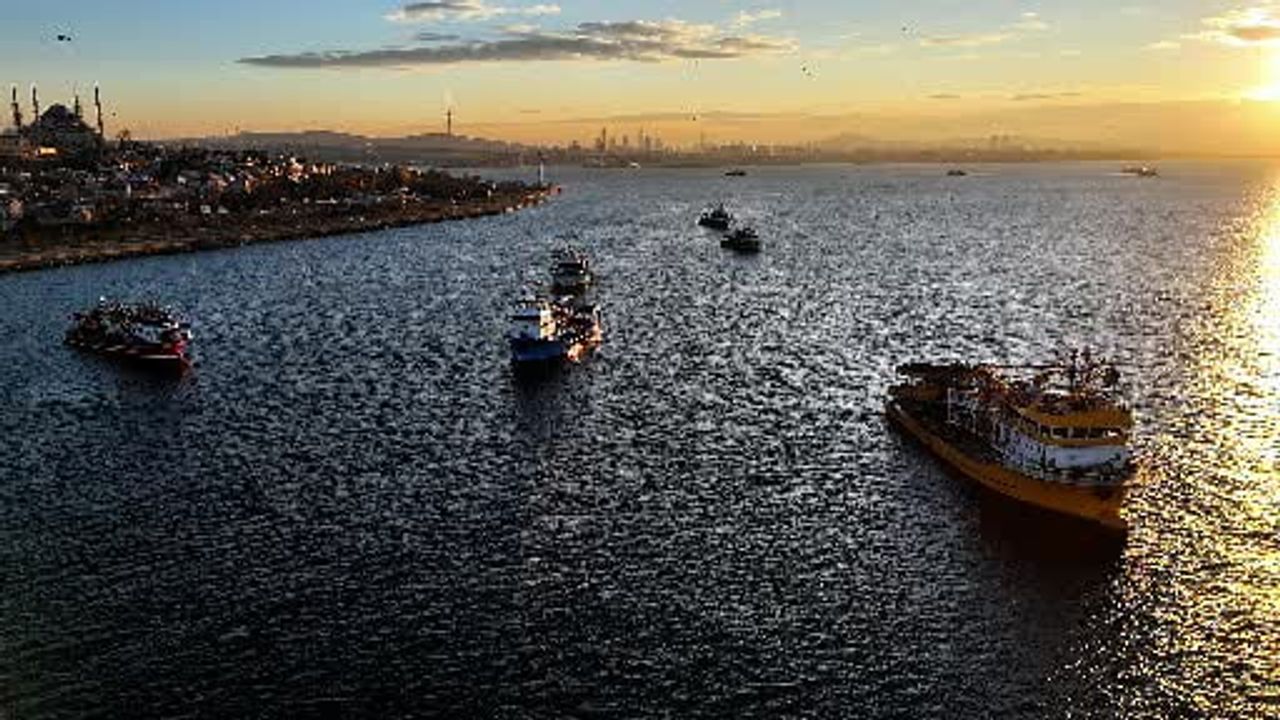 Boğaz'da fırtına sonrası balıkçılar gün doğumunda denize açıldı